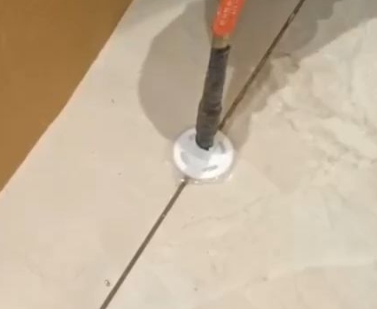 讷河瓷砖空鼓维修公司专业解答瓷砖在铺贴过程中，如果没有涂抹均匀到位的粘结材料（如水泥砂浆或瓷砖胶），可能会导致以下问题