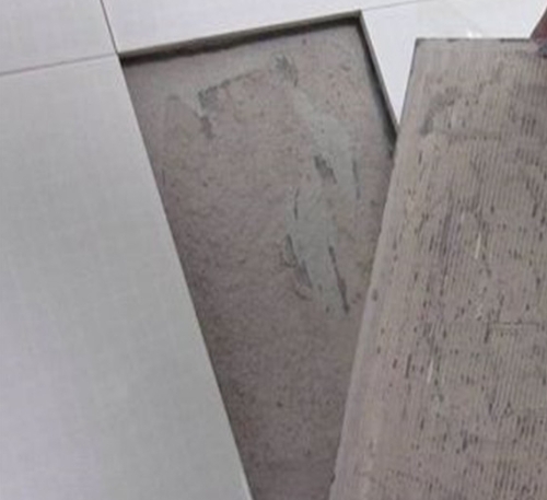 讷河瓷砖空鼓维修公司分享瓷砖铺贴时如果打浆（即涂抹在瓷砖背面和基层上的砂浆或瓷砖胶）过少，会带来以下问题